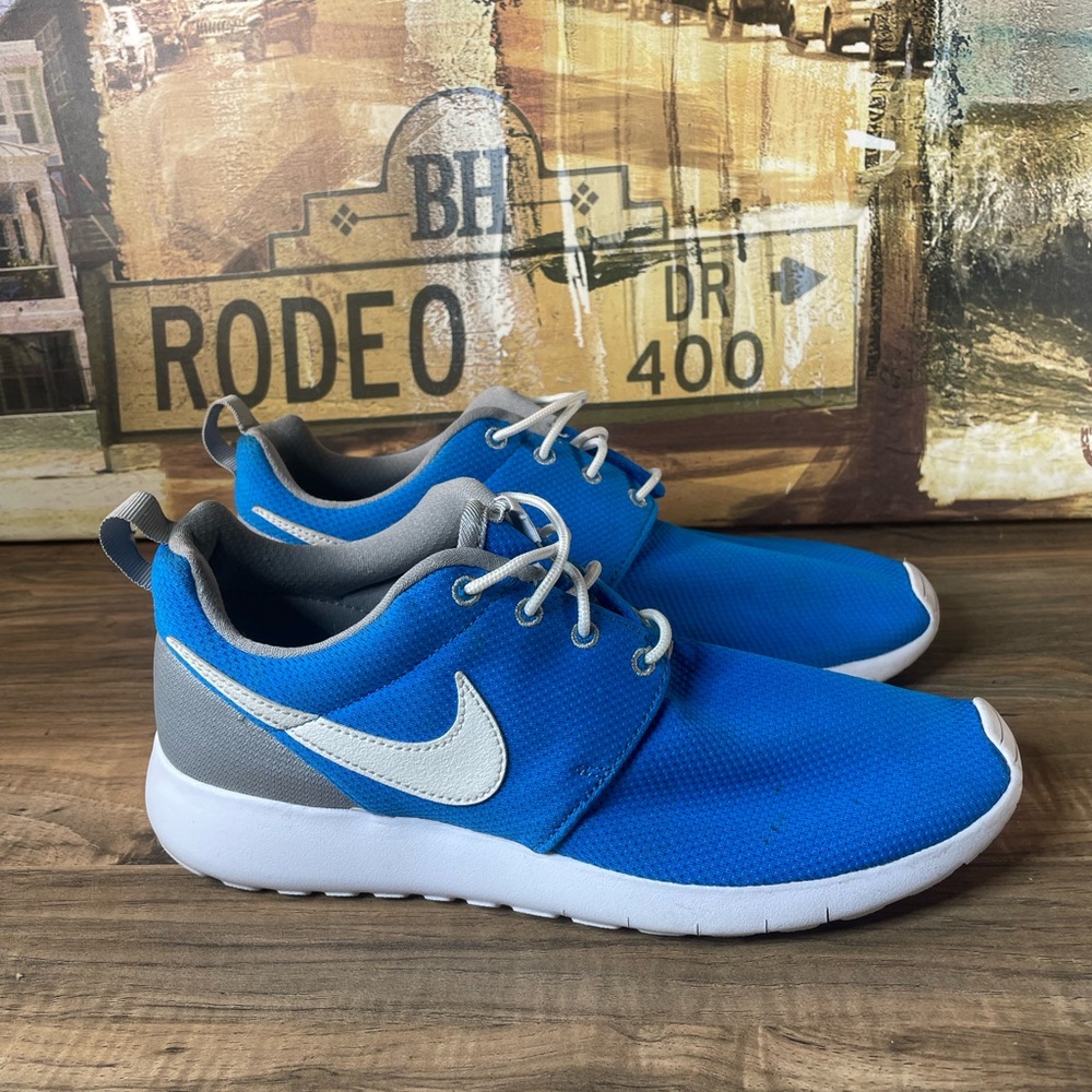 Nike roshe womens athletic shoes 8.5/7y